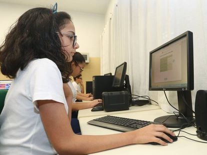 Alunas usam computador em uma escola pública de São Paulo.