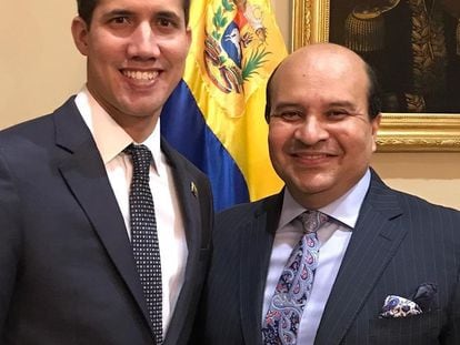 O jornalista Roland Carreño (à direita) ao lado o líder venezuelano Juan Guaidó.