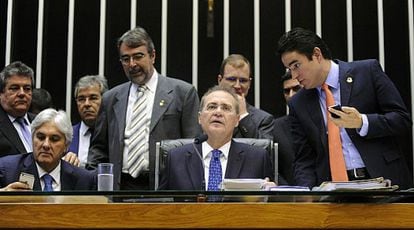 Renan Calheiros preside a sess&atilde;o do Congresso.