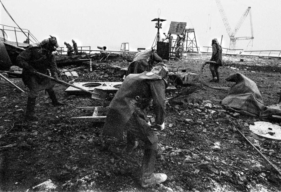 Vários ‘liquidadores’ retiram escombros nos arredores da central de Chernobyl, depois do acidente de 26 de abril de 1986.