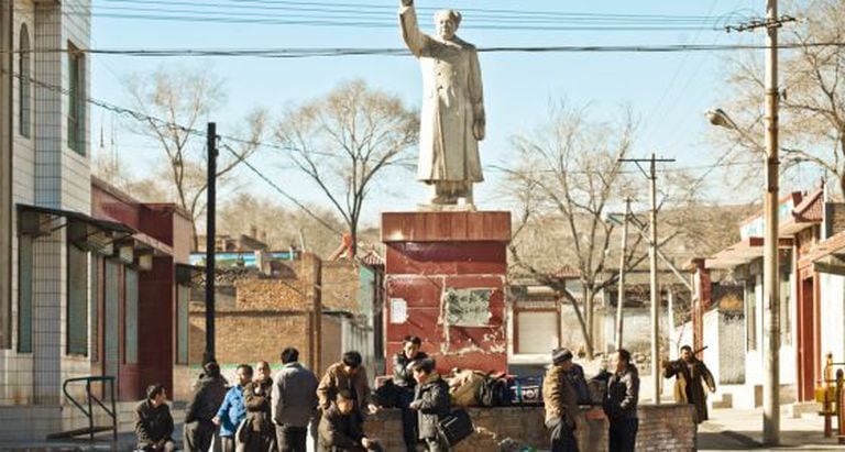 Uma estátua de Mao Tsé-tung em uma cena de ‘Um toque de pecado’.