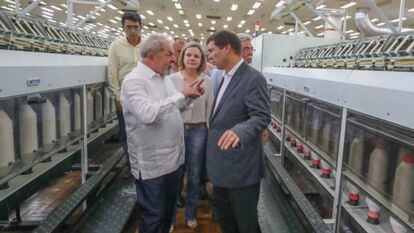 Lula e Josué conversam durante visita a fábrica da Coteminas em Montes Claros (MG), em outubro de 2017.