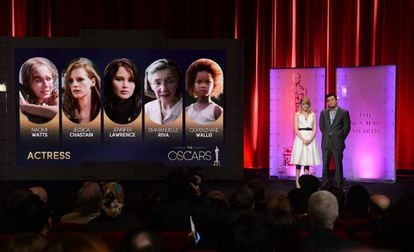 Seth MacFarlane e Emma Stone leem as indicadas ao prêmio de melhor atriz do Oscar de 2013, quando McFarlane brincou sobre Weinstein.