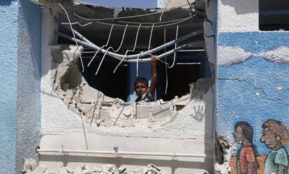 Uma criança dentro do edifício da escola-refúgio da ONU, bombardeada na madrugada da quarta-feira, 30 de julho.