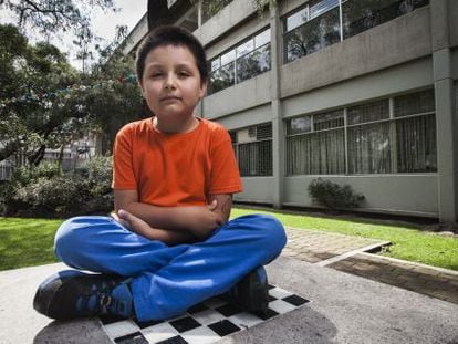 Carlos Santamaría, de apenas nove anos, na UNAM.