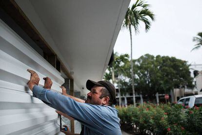 Homem cobre sua casa com placas de metal no estado da Flórida.