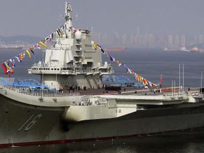 O porta-aviões chinês 'Liaoning', ancorado no porto de Dalian, em setembro.