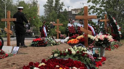 Parentes assistem ao enterro dos marinheiros mortos no submarino russo, neste sábado em um cemitério de São Petersburgo.