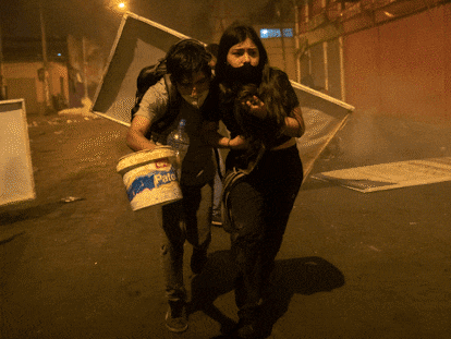 Imagens dos protestos que levaram à renúncia de Manuel Merino no Peru em novembro.