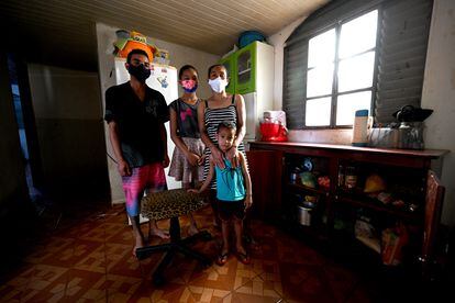 La peluquera Jaqueline Silva Viana, de 40 años, junto a sus hijos
