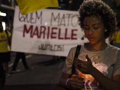 Manifestante durante marcha de protesto contra o assassinato de Marielle Franco, em 2018.