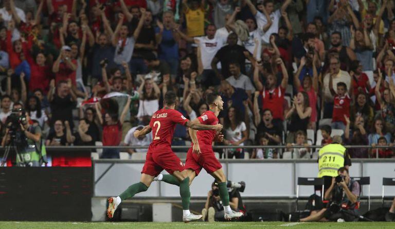 André Silva comemora o gol da vitória com João Cancelo em Lisboa.
