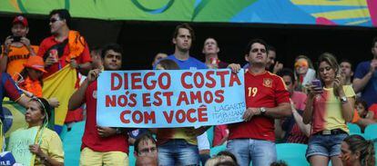 Um grupo de torcedores apoiam Diego Costa, que foi vaiado.