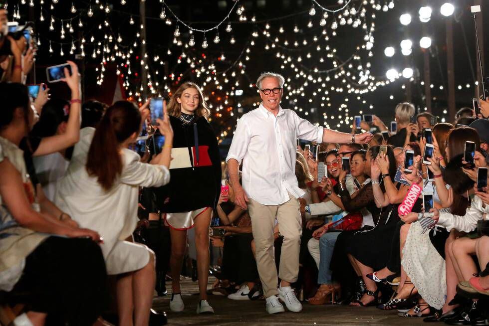 Gigi Hadid e o estilista Tommy Hilfiger depois do desfile de sua coleção na Semana da Moda de Nova York em fevereiro.