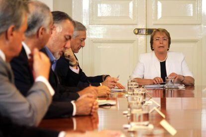 Michelle Bachelet, em reunião em seu gabinete.