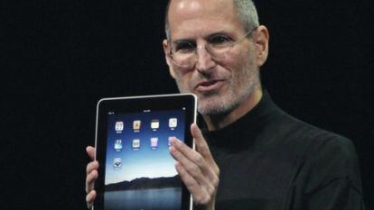O fundador de Apple, Steve Jobs, na apresentação do iPad em 2010.
