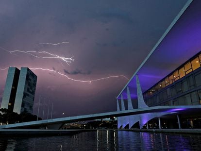 Lightning illuminates the sky above the National Congress and Planalto Palace in Brasilia, Brazil January 26, 2021. REUTERS/Ueslei Marcelino     TPX IMAGES OF THE DAY