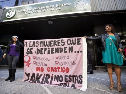 Mulheres protestam em frente ao Tribunal Superior de Justiça da Cidade do México antes da audiência com Yakiri.