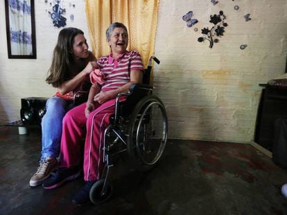 María Nelly (direita), uma das pacientes com Alzheimer hereditário de Antioquia (Colômbia) que participa do estudo sobre essa doença liderado por Francisco Lopera, com sua filha Yaned.