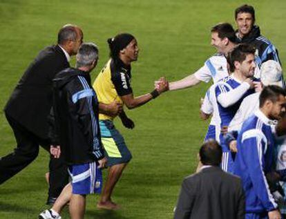 O sósia de Ronaldinho cumprimenta Messi.