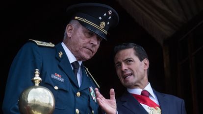 O general Salvador Cienfuegos com o então presidente Enrique Peña Nieto, em 2016.