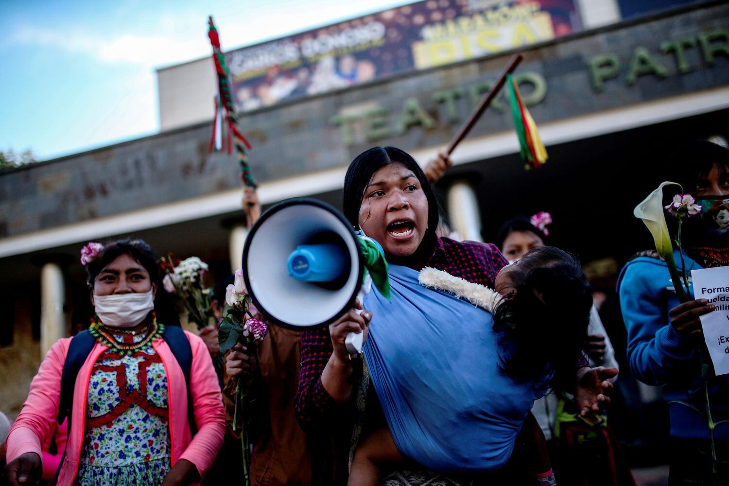 Manifestantes protestam em frente às instalações do Exército em Bogotá pelo estupro de uma menina indígena por militares.