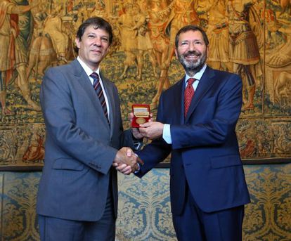 Haddad, prefeito de São Paulo, recebe medalha do seu homólogo de Roma, durante o evento no Vaticano.