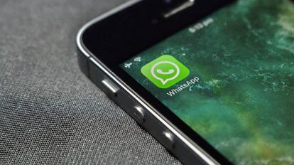 Aplicativo WhatsApp instalado em um celular