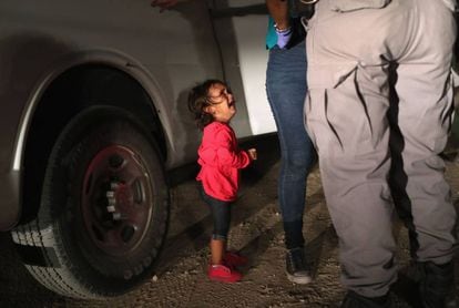 Uma menina hondurenha de dois anos chora, no último dia 12, quando um agente detém sua mãe nos arredores da fronteira de McAllen (Texas).