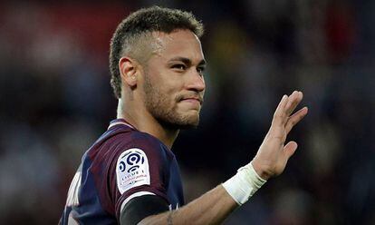 Atacante Neymar seguirá no PSG após fechamento de janela de transferência.