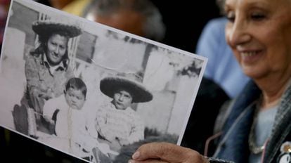 Estela de Carlotto mostra uma foto de Rosario del Carmen Ramos com seus dois filhos mais velhos, Ismael e Camilo, irmãos de Marcos