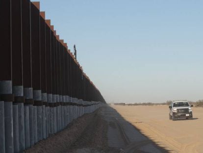 Um muro na fronteira entre o M&eacute;xico e os EUA, em Arizona, em 27 de janeiro.