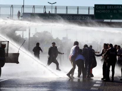 Manifestantes enfrentam a pol&iacute;cia em Buenos Aires.