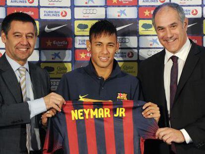 Bartomeu, Neymar e Zubizarreta na apresentação do jogador.