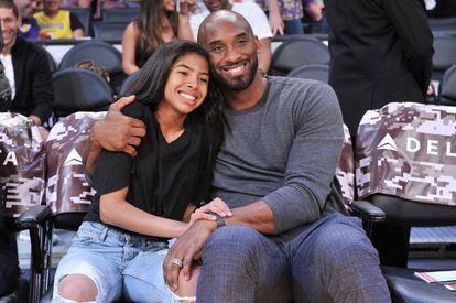 Kobe Bryant abraça sua filha Gianna durante partida do Los Angeles Lakers, em 17 de novembro de 2019.