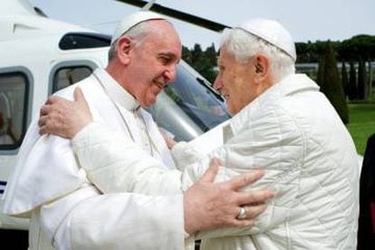 Uma visita do papa Francisco a Bento XVI em Castel Gandolfo em 23 de março de 2013.