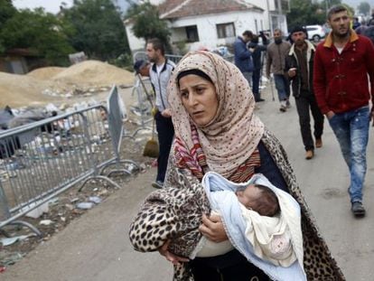 Imagem de arquivo mostra refugiados cruzando para a Sérvia.