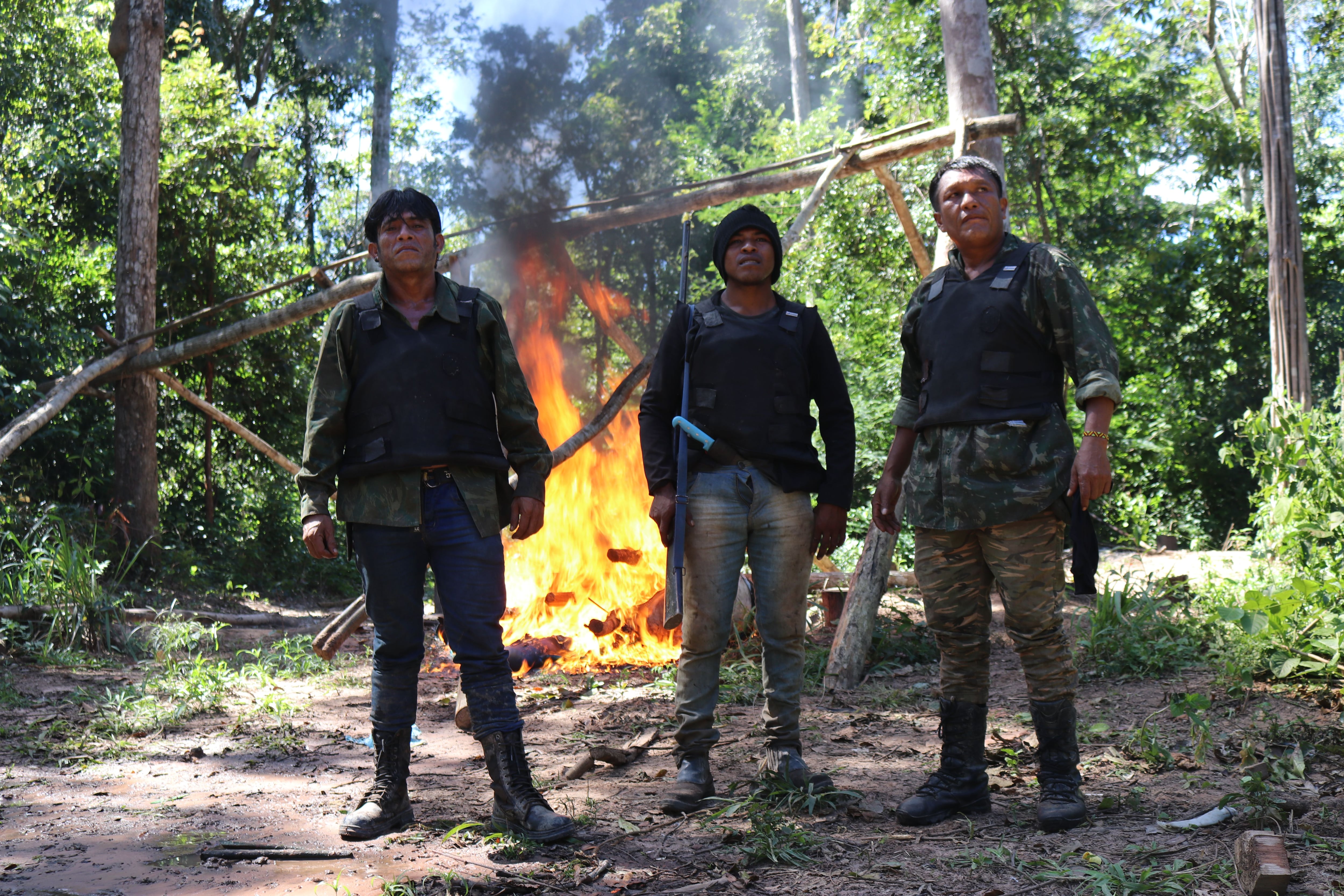 Tainaky Tenetehar, da Terra Indígena Arariboia, acompanhado de Paulo Paulino Guajajara (centro) e do coordenador dos Guardiões da Floresta, Olimpio Guajajara (direita).