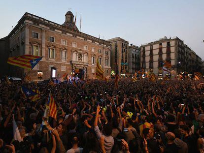 Milhares de manifestantes comemoram decis&atilde;o do Parlamento catal&atilde;o de dar in&iacute;cio ao processo de independ&ecirc;ncia. 