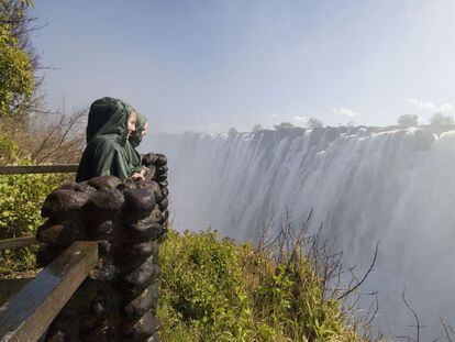 O explorador David Livingstone lhes deu o nome de Cataratas de Vitória, em 1855, em homenagem à rainha Vitória, da Inglaterra, mas localmente são conhecidas como Mosi-oa-Tunya, a fumaça que troveja. Esta espetacular e estrondosa queda d’água do rio Zambeze, na fronteira de Zâmbia e Zimbábue, forma a cortina de água mais comprida do planeta (1,7 quilômetro de extensão) e é patrimônio mundial desde 1989.