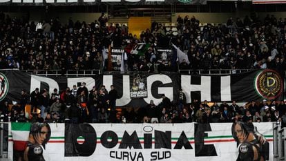 A curva sul do estádio da Juventus, onde fica a torcida Drughi.