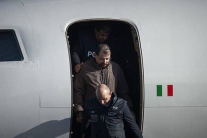 Battisti aterrissa em Roma, na segunda-feira.