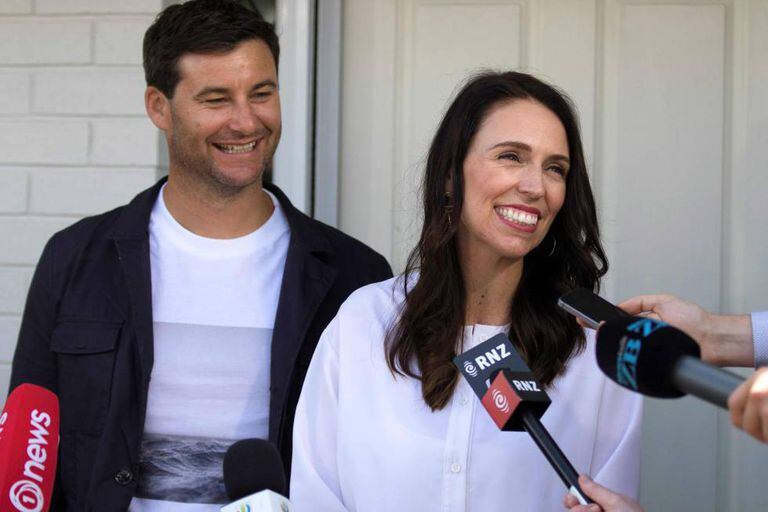 Jacinda Ardern e seu parceiro, Clarke Gayford, durante coletiva na porta de sua casa, em Auckland.