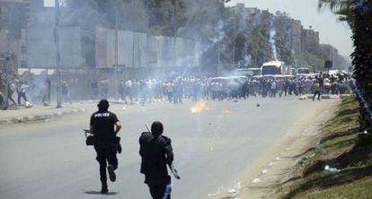 Conflito entre manifestantes e polícia no Cairo no primeiro aniversário do golpe contra Morsi.