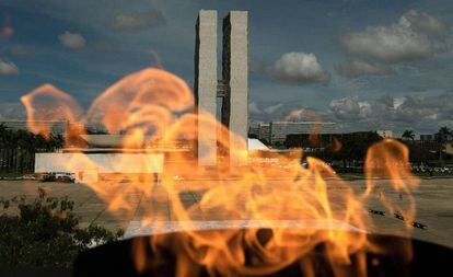O Congresso Nacional, em Brasília, fotografado através ao fundo da chama do Panteão da Pátria.