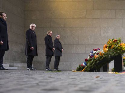 Emmanuel Macron, primeiro à esquerda, neste domingo na cerimônia em homenagem às vítimas da guerra em Berlim.