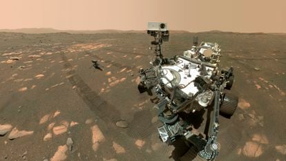 O veículo 'Perseverance' e o drone 'Ingenuity', na superficie de Marte.