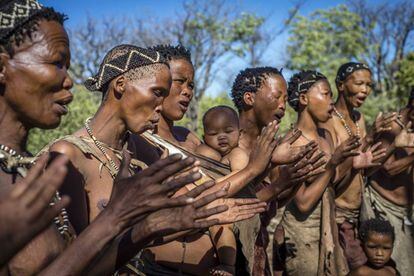 Grupo de bosquímanos canta em Grashoek, Namíbia.