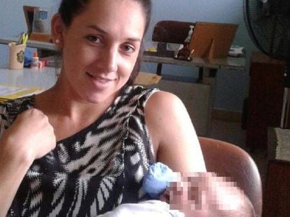 A tenente paraguaia Carmen Quinteros Giménez em maio de 2016, com seu bebê recém-nascido no colo