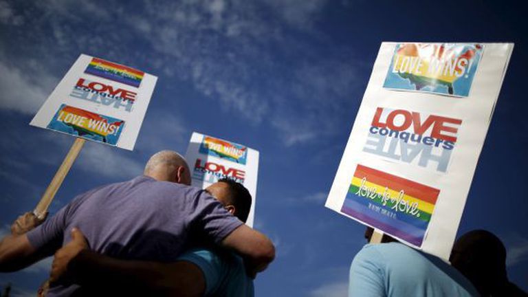 Casal celebra decisão da Suprema Corte dos EUA. / LUCY NICHOLSON (REUTERS)